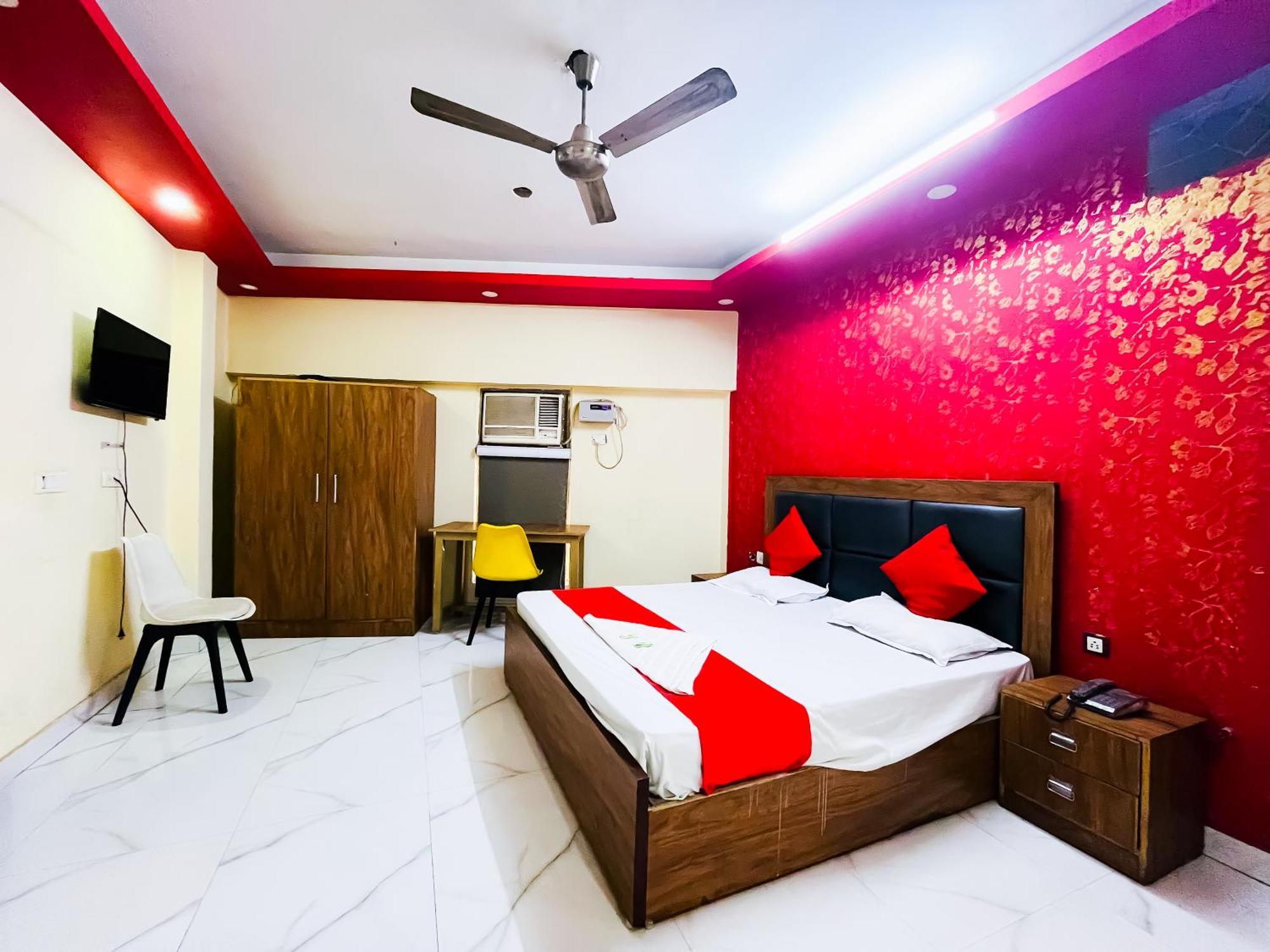 Deluxe Near Hazrat Nizamuddin New Delhi
