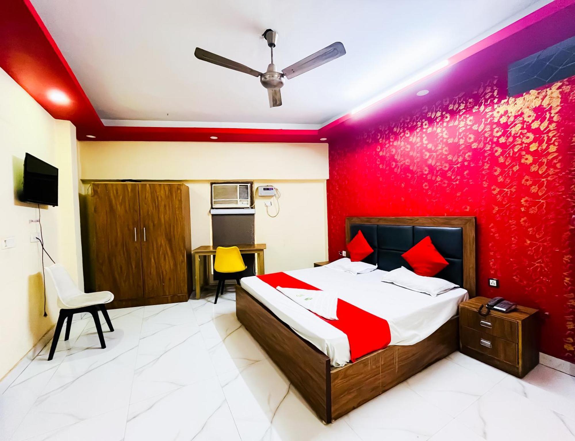 Deluxe Near Hazrat Nizamuddin New Delhi