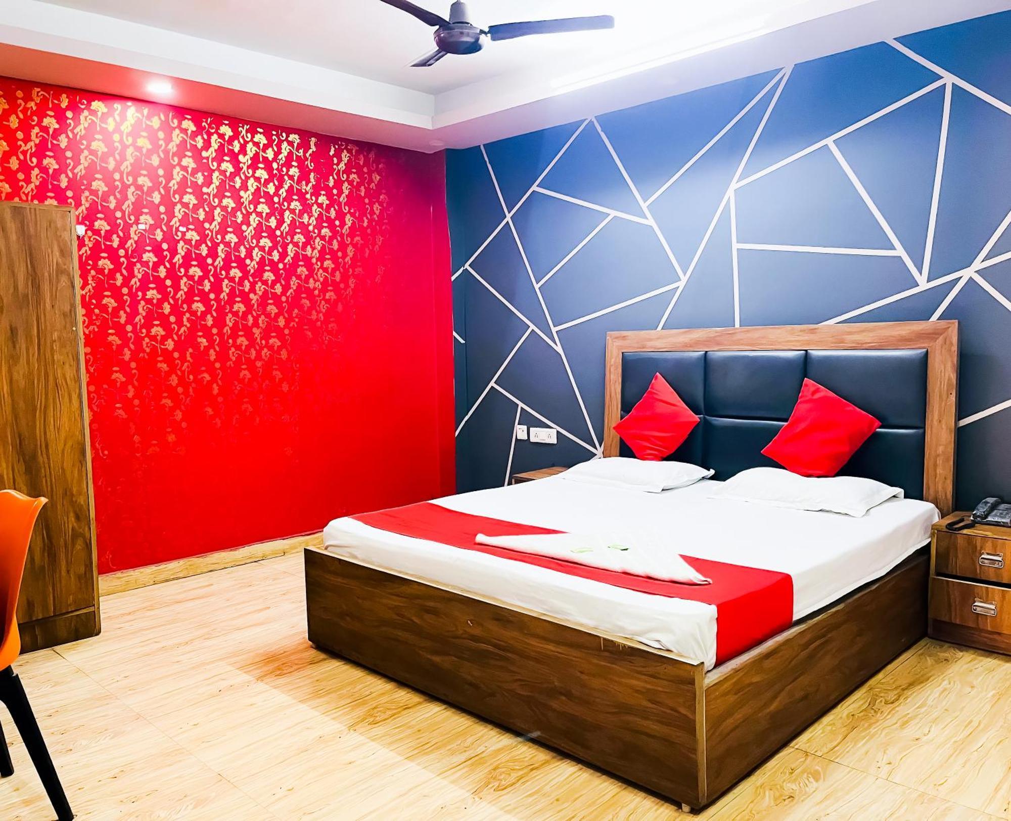 Deluxe Near Hazrat Nizamuddin New Delhi