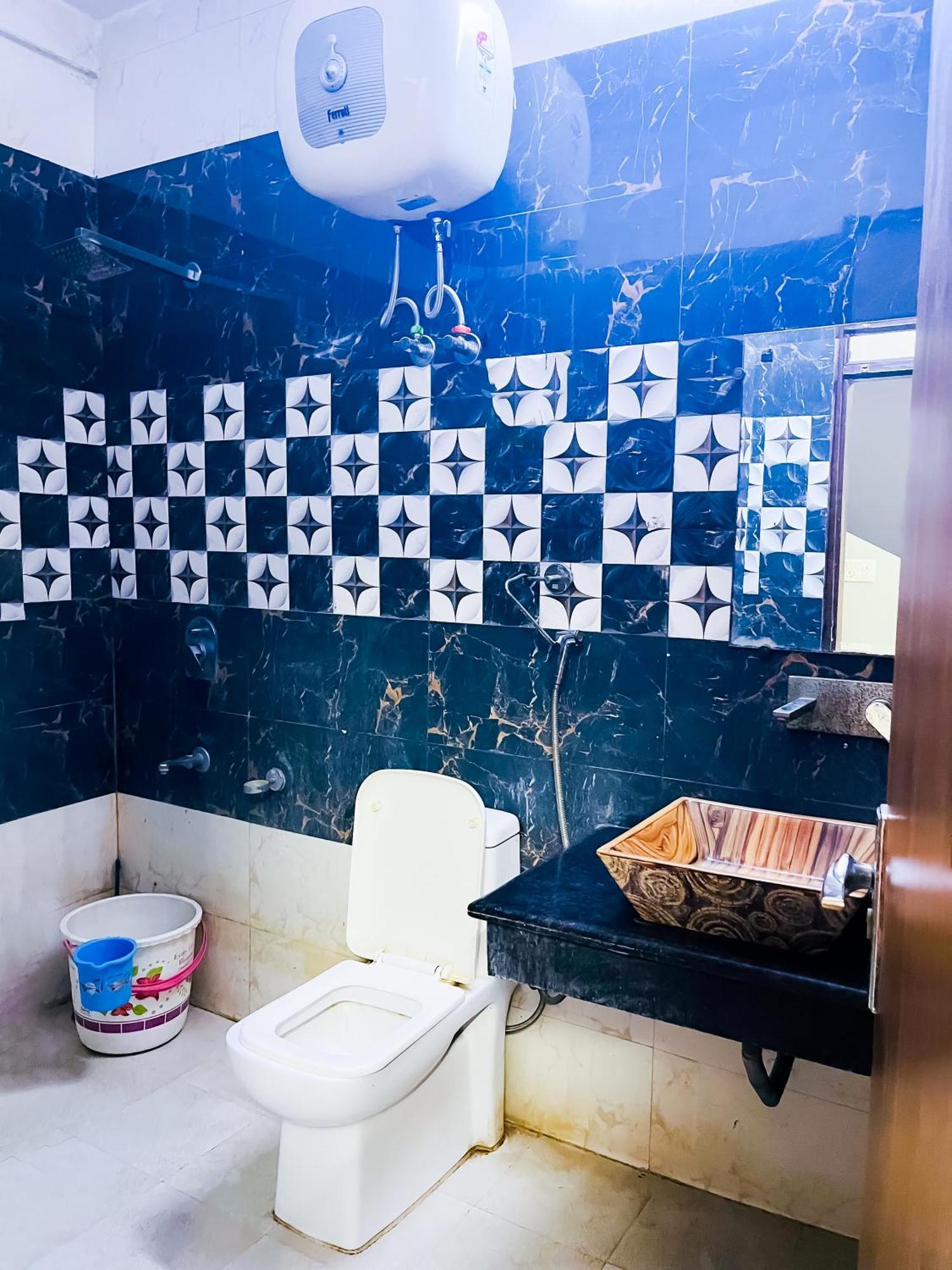 Deluxe Near Hazrat Nizamuddin New Delhi